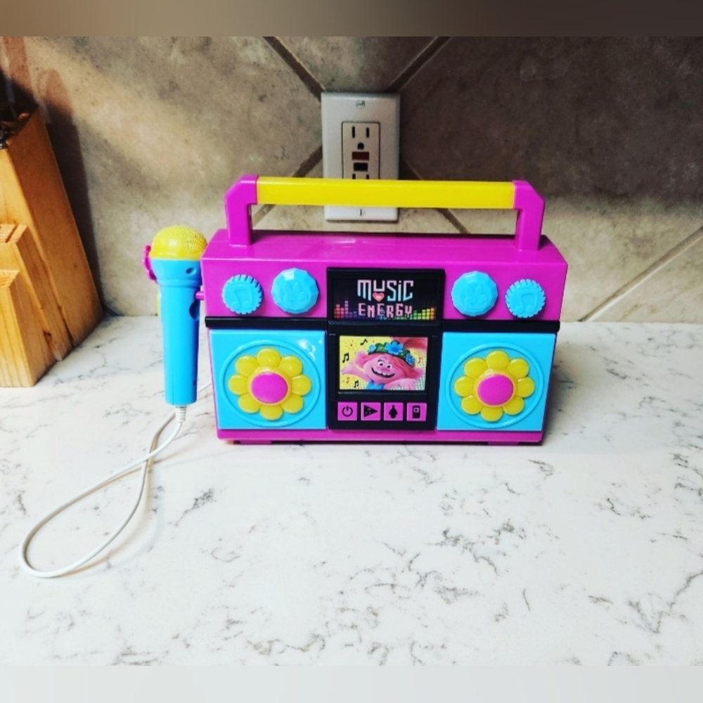 eKids Trolls Rock N Troll Sing Along Boombox